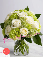 Sofisticación Natural: Arreglo de Rosas Blancas y Hortensias Verdes México