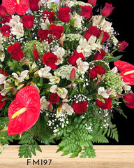 Canasta de Flores Rosas y Tulipanes