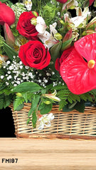 Canasta de Flores Rosas y Tulipanes