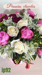 Caja con Rosas y Flores Peonias con Follajes Mixtos