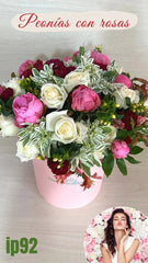 Caja con Rosas y Flores Peonias con Follajes Mixtos