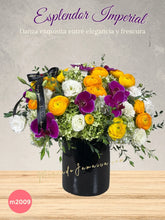 Arreglo con ranunculus amarillos y orquídeas