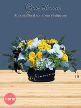 Arreglo floral con tulipanes blancos y eryngium