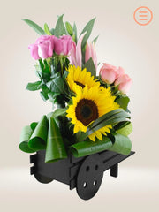 Arreglo Floral en Carreta con Girasoles y Rosas