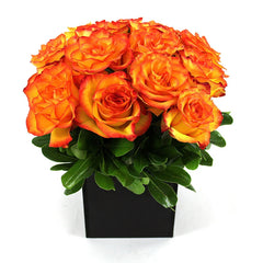 ¡Arreglo 18 Rosas Naranja en Cubo!