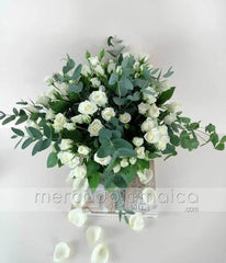 Arreglo con Mini Rosas Blancas Especial