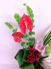 Arreglo con Anturios y Rosas Rojas