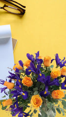 ¡12 Rosas Naranja e Iris Azul Emoción!