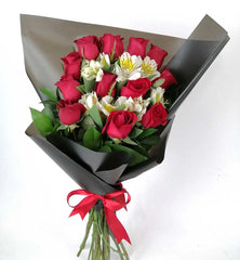 ¡Ramos 12 Rosas Rojas y Flores Blancas!