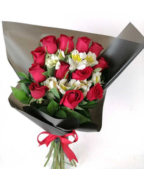 ¡Ramos 12 Rosas Rojas y Flores Blancas!