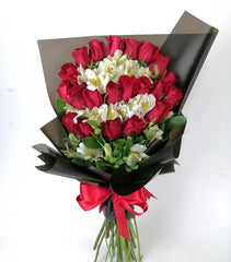24 Rosas y Flores Blancas