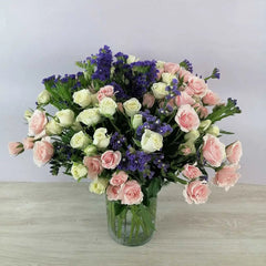 ¡Arreglo Mini Rosas y Statice Morado!