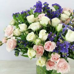 ¡Arreglo Mini Rosas y Statice Morado!