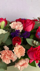 ¡Arreglo Floral con Rosas y Claveles Rosa!