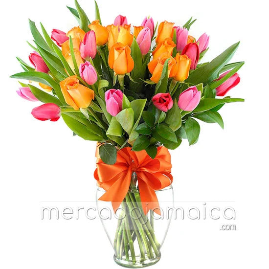 Arreglo floral con rosas y tulipanes