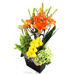 ¡Arreglo con Lilies Naranja y Rosas Yokos!