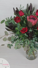 Arreglo con Rosas Rojas y Safaris