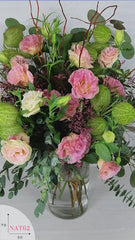 Arreglo con Rosas y Lisianthus y Bombi