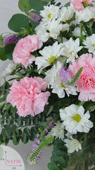 Arreglo con Claveles y Margaritas Blancas