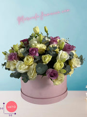 Caja con lisianthus y rosas