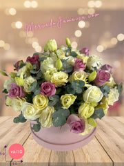 Caja con lisianthus y rosas