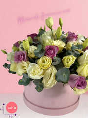 Caja con lisianthus y rosas