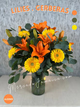 Arreglo Floral de Gerberas Amarillas y Lilies Naranja con Follaje Silver Dólar