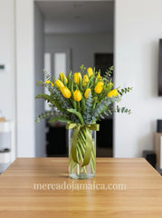 Cilindro con 20 Tulipanes amarillos y follaje