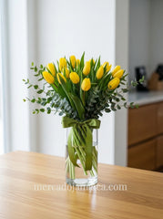 Cilindro con 20 Tulipanes amarillos y follaje