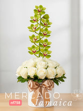 Corazón Verde con Rosas Blancas