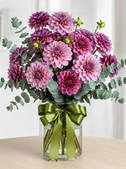 Arreglo con Dalias Uva