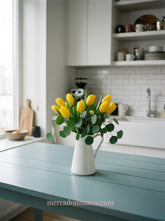 Jarra blanca con tulipanes amarillos