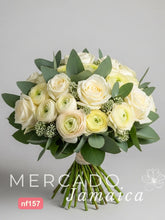 Elegancia Blanca: Rosas y Ranúnculos