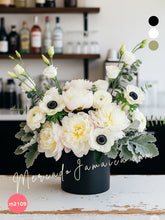 Arreglo de Peonías y Anémonas Blancas en Florero Negro