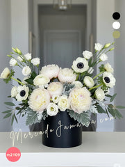 Arreglo de Peonías y Anémonas Blancas en Florero Negro