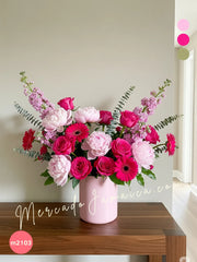 Arreglo de Peonías Rosas y Gerberas Fuchsia en Florero Rosa