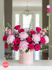 Arreglo de Peonías Rosas y Gerberas Fuchsia en Florero Rosa