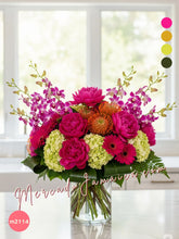 Arreglo de Peonías Fuchsia y Orquídeas Lila en Florero de Vidrio