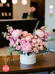 Arreglo Floral Rosa con Peonías, Ranunculus y Matthiolas