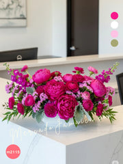 Arreglo Elegante de Flores Fuchsia en Cerámica Blanca Mate