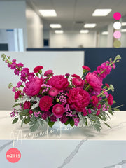 Arreglo Elegante de Flores Fuchsia en Cerámica Blanca Mate