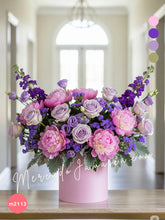 Arreglo de Peonías Rosas y Rosas Lavanda en Base Rosa