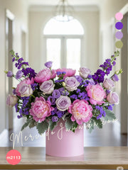 Arreglo de Peonías Rosas y Rosas Lavanda en Base Rosa