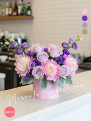 Arreglo de Peonías Rosas y Rosas Lavanda en Base Rosa