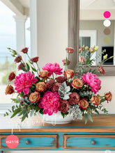 Arreglo de Peonías Fuchsia y Rosas Café Latte en Florero Ovalado