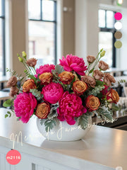 Arreglo de Peonías Fuchsia y Rosas Café Latte en Florero Ovalado