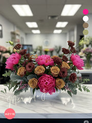 Arreglo de Peonías Fuchsia y Rosas Café Latte en Florero Ovalado