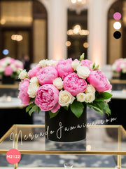 Arreglo con peonías y rosas blancas