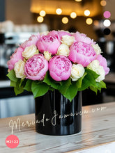 Arreglo con peonías y rosas blancas