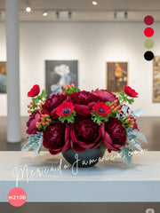 Arreglo Floral de Peonías y Flores Rojas en Cerámica Oscura